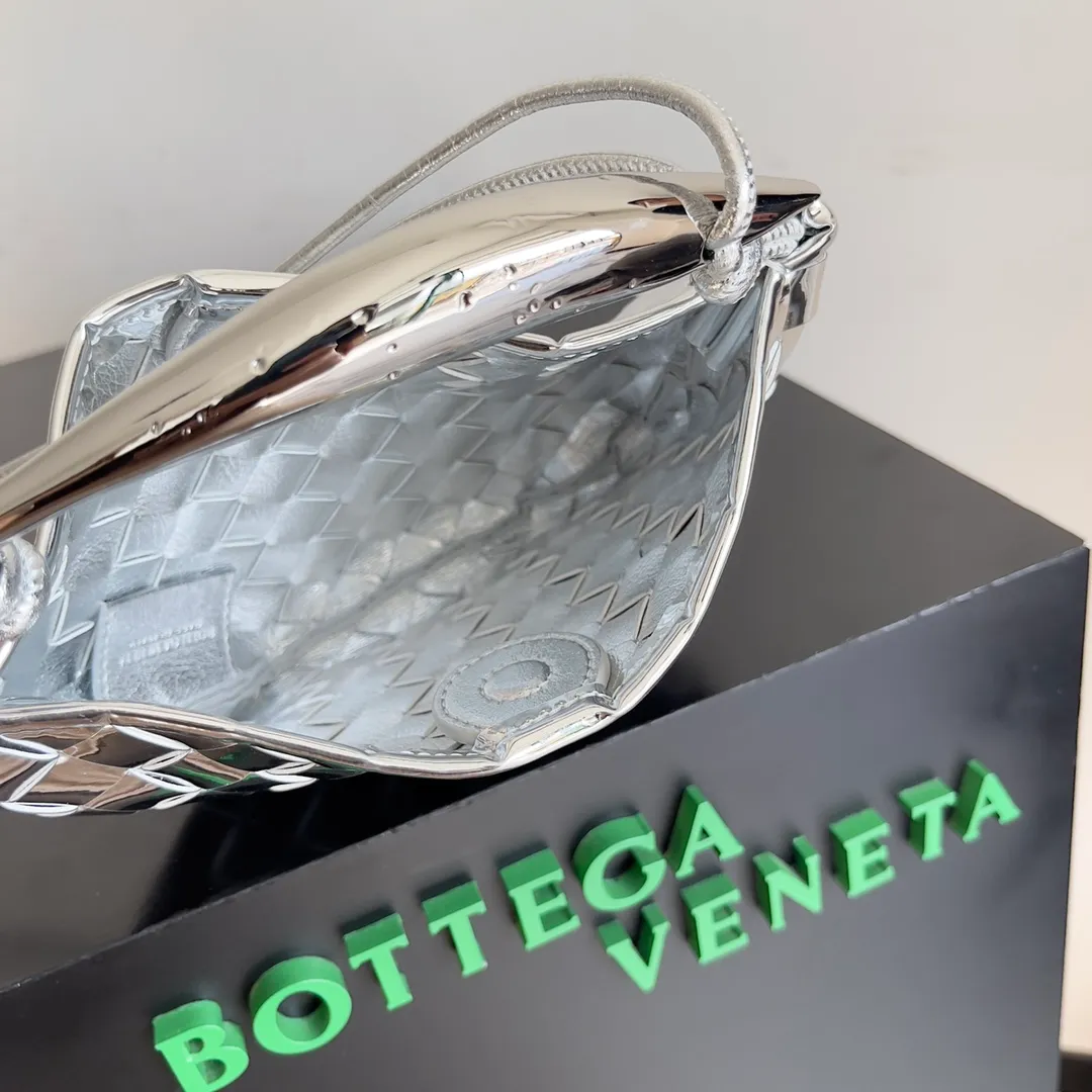 Batch of 1260 BV Mini Sardine is coming‼ ️Super high-end, stainless steel hardware + 24k real gold plating process, fish scales (concave and convex positions) are the finishing touch, the sardine bag that can be carried cross-body is completely beautiful to the heart. The metal element handle and the weaving are perfectly combined to completely integrate the artistic sense and elegance and fashion. It is really like a work of art🏺The large size is elegant, the small size is exquisite and cute, a must-have item for fashionistas, and the details are perfectly reproduced. Style number: 744267 Size 20*12*2.5